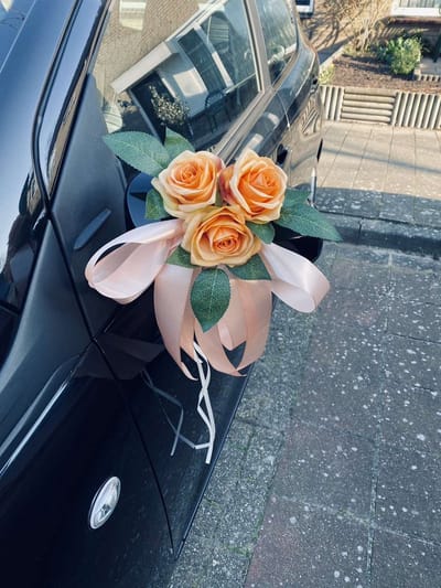 AUTODECO.NL - MIA ORANJE Trouwauto Versiering Oranje Rozen met Linten 2 stuks - Bloemen op de Auto Bruiloft - Buitenspiegels Decoratie - Trouwerij/ Huwelijk/Bruiloft Decoratie/ Versiering Spiegel Auto/ Autoversiering voor Volgauto's