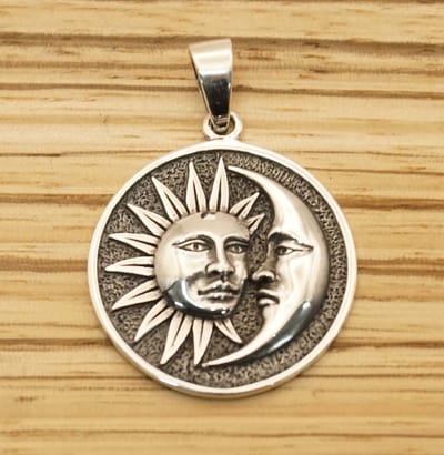 Sterling zilveren hanger zon met maan - leuke zonnetje maantje hangertje gemaakt van 925 zilver - prachtige zilveren zonnige hanger - zilveren bedel zon maan voor aan ketting - sierlijke vrouwen hanger