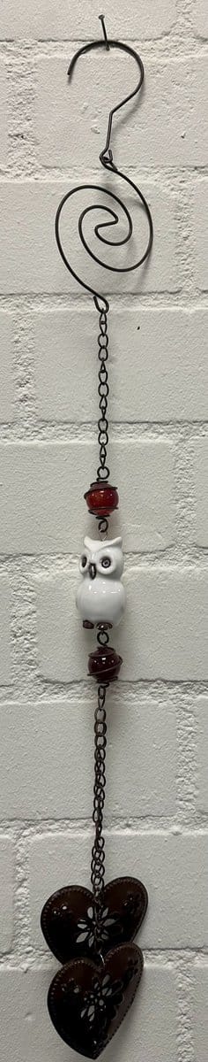Deco houder "uil + hartjes" met metalen ketting - Bruine ketting & keramieke uil en rode glazen balletjes - lengte 72 cm - Woondecoratie - Woonaccessoires