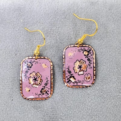 Viwado Roze Emaille Oorbellen met Bloemenprint – Unieke Goudkleurige Hangoorbellen – Vintage & Elegant Cadeau voor Vrouwen