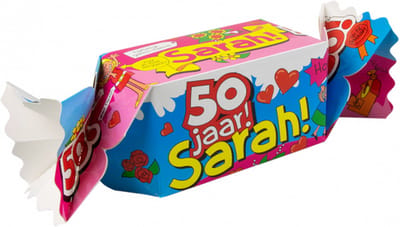 Snoeptoffee - 50 jaar - Sarah - Gevuld met Drop - In cadeauverpakking met gekleurd lint