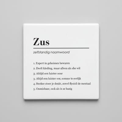Zus Definitie Decoratieve Tegel – Grappige Quote Cadeau voor Zus – Minimalistische Keramische Tegel 15 × 15 cm