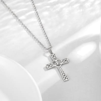 Collier avec pendentif en croix celtique pour femme en acier inoxydable Collier ras du cou en or et argent Bijoux religieux Jésus