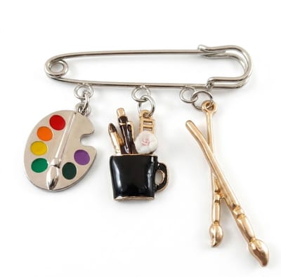 Zwartkleurige creatieve schilder broche – metalen veiligheidsspeld met palet, penseel en mok bedels – artistieke broche voor leraar, student of kunstliefhebber
