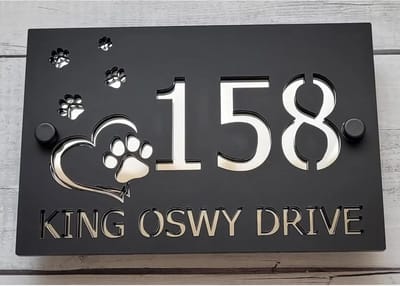Huisnummerbord Hond - Adresbord Huis - Voordeur Decoratie - Gepersonaliseerd Ontwerp - 29x19cm - Zwart Wit