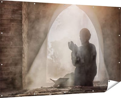 Gards Tuinposter Biddende Man in een Oude Moskee - 180x120 cm - Tuindoek - Tuindecoratie - Wanddecoratie buiten - Tuinschilderij