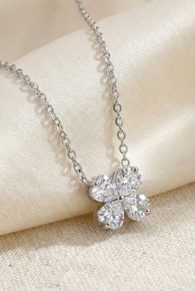 Lundholm Luxe Ketting Dames Zilver kleurig Met Klavertje Vier Zirkonia Hanger – Premium Stainless Steel Silver PVD Plated – Geluks Ketting Lukk Serie - Scandinavisch Design