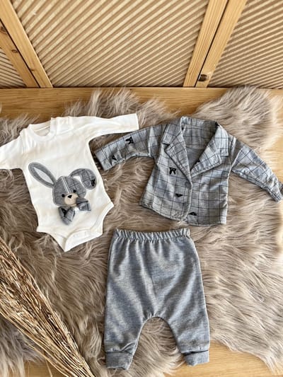 luxe baby pak -jongensset-jongenspak- drie delige katoenen baby set- vest (blazer), broek ,poloshirt -kleur grijs wit -6 tem 9 maanden maat 74