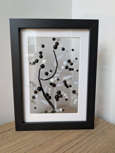 Handgemaakt schilderijtje met een thema van glas in een lijst, LENTE met zwarte dots
