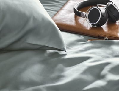 KOALA HUG Hoeslaken 100% Tencel lyocell satijn, woud groen 140x200x30 – Temperatuurregulerend | Ventilerend & Absorberend | Anti-allergie & Hypoallergeen | Frisruikend | Zacht voor huid & haar | 100% Plantaardig | Plasticvrij