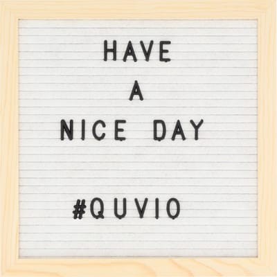 QUVIO Letterbord - Inclusief letters - Woondecoratie - Woonaccessoires - Decoratieve accessoires - Hout en vilt - Wit - Met lijst -1,6x 25,5 x 25,5 cm (lxbxh)
