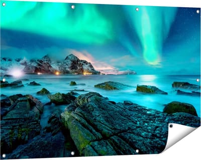 Gards Tuinposter Noorderlicht boven het Water bij Rotsen - 120x80 cm - Tuindoek - Tuindecoratie - Wanddecoratie buiten - Tuinschilderij