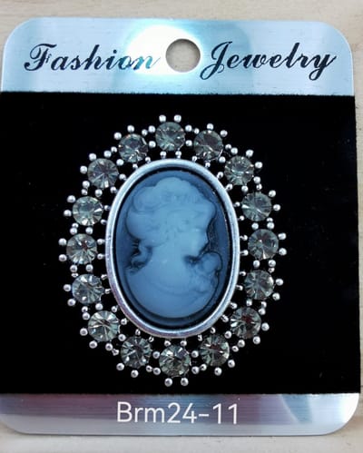 Magneet - broche - blauwachtige camee dame - Ovaal randen met grijze kleurig kristal omheen - Zilverkleurig voor omslagdoek, sjaal en vest te sluiten. Veroorzaak geen gaatjes op stof.