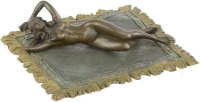 Bronzen beeld - Naakte dame op tapijt - Erotisch sculptuur - 4,1 cm hoog