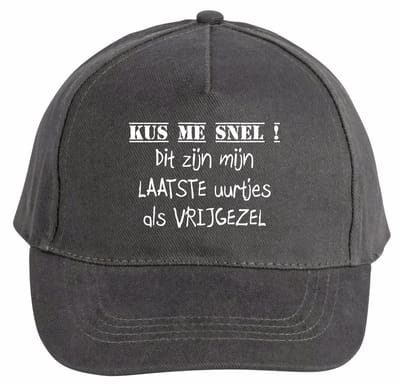 Mijncadeautje - 5 panel - Cap - Verstelbaar - Pet van 100% dik geborsteld katoen- unisex - opdruk wit - Kus me snel nu nog vrijgezel - chique grijs
