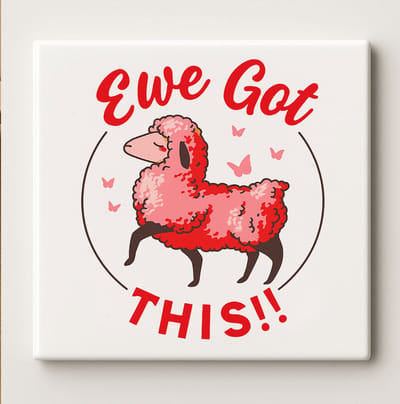 Keramische Grappige Tegel 15x15cm – “Ewe Got This!!” Motiverend Schaap Ontwerp – Schattige Dierlijke Muurdecoratie voor Huis & Kantoor