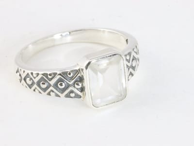 Bewerkte zilveren ring met bergkristal - maat 17