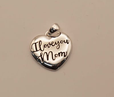 Zilveren hanger hartje met tekst " I love you mom " - sterling zilveren hanger met de tekst " Ik hou van je mama " - zilveren hanger voor de liefste moeder - cadeau tip voor je moeder of schoonmoeder - halsketting hanger voor je liefste moeder