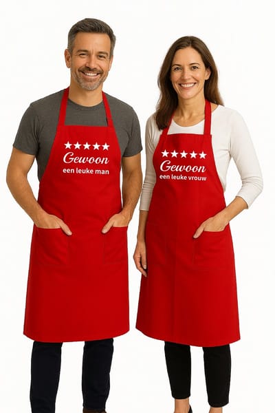 Duo Set Luxe Keukenschorten “Gewoon een leuke man & vrouw” – Cadeau voor Stelletjes – Koken & Barbecue – Verstelbaar, Met Voorvak - 76 x 90 cm- rood