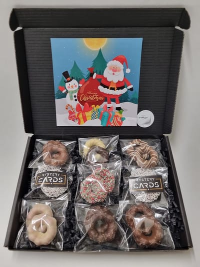 Kerstkransjes Proeverij Pakket - 9 smaken | Mystery Card 'Merry Christmas' met persoonlijke (video)boodschap | Kerstpakket | Kerst Cadeaubox | Chocolade Cadeau | Brievenbusbox