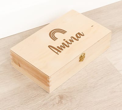 Houten kistje 'Amina' Regenboog - Tekenkist - Herinneringsdoos - Kraamcadeau - Knutseldoos - Memorybox - Baby - Geboorte