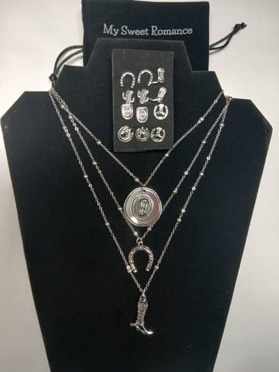 My Sweet Romance® - 3-delige Zilverkleurige Dames Ketting Set met 5 Sets Oorbellen - Paard en Cowboy Items