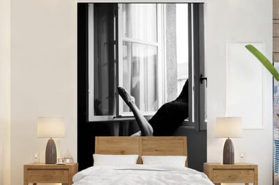 Behang - Fotobehang Raam - Vrouw - Architectuur - Zwart - Wit - Breedte 200 cm x hoogte 300 cm