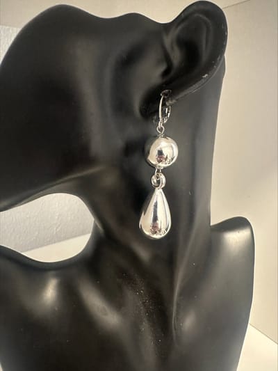 oorringetje met waterdruppel | Make up | Parfum | Moederdag | Verjaardagscadeau| Cadeautje| Valentijnsdag| Kado | sieraden | vaderdag | oorbellen | oorsieraden