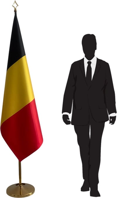 Belgische vlag met standaard en mast RVS – goudkleurige afwerking – zware vloerstandaard Ø 360 mm (3 kg) – speerpunt (lance) – telescopische mast tot 2,5 m – 100x150 cm dubbelzijdig bedrukt – premium vlag voor kantoor en instellingen