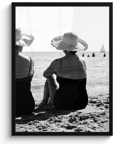 Poster in lijst - Fotolijst 60x80 cm - Posters - Vrouwen - Zonnehoed - Strand - Zwart - Wit - Posterlijst zwart - Decoratie - Wanddecoratie woonkamer - Muurdecoratie slaapkamer