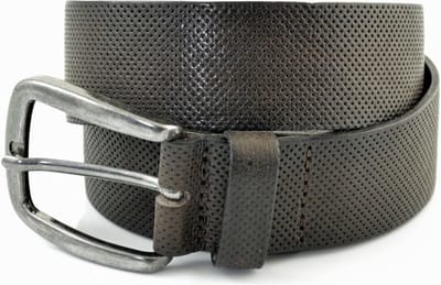 BRUINE CASUAL RIEM VAN 4CM BREED MET GAATJESPRINT. ITALIAANS NERFLEER EN NIKKELVRIJE GESP. MAAT 115