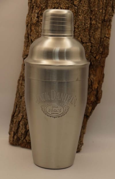 Cocktail shaker Jack Daniel's in de kleur zilver - driedelige cocktailshaker van Jack Daniel's - rvs cocktailshaker - cadeau artikel Jack Daniel's - Originele Licensed Jack Daniel's artikelen