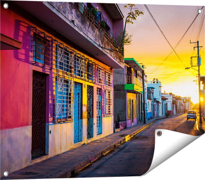 Gards Tuinposter Cuba Kleurrijke Huisjes bij Zonsondergang - 80x60 cm - Tuindoek - Tuindecoratie - Wanddecoratie buiten - Tuinschilderij