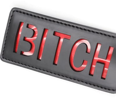 Adultshop - Spankplank BITCH - Spankplank BITCH | Glanzend Zwart PU Leder BDSM Paddle met Rode Tekst | 32cm | Dominante Spanking