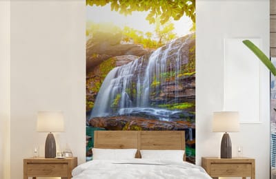 Behang - Fotobehang Natuur - Waterval - Planten - Bomen - Zon - Breedte 120 cm x hoogte 240 cm
