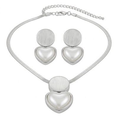 Zilverkleurige ketting en oorbellen set voor dames – hartvormige hanger met parelmoer accent – elegante sieraden set met gladde schakel ketting