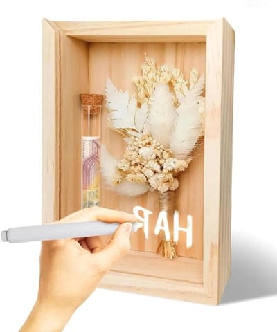 Beige houten doos met gedroogde bloemen en proefbuis als origineel huwelijkscadeau voor bruiloften en jubilea