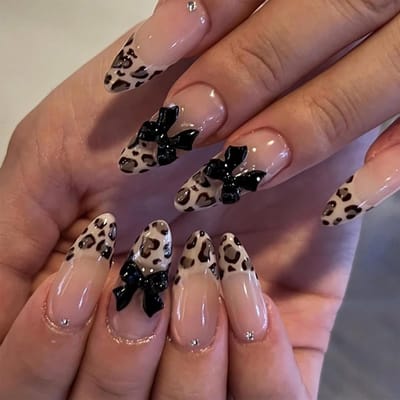 Almond Valse Nagels met Franse Tip, 24 Stuks, Middelgrote Kunstnagels met Strikontwerp en Elegant Uiterlijk