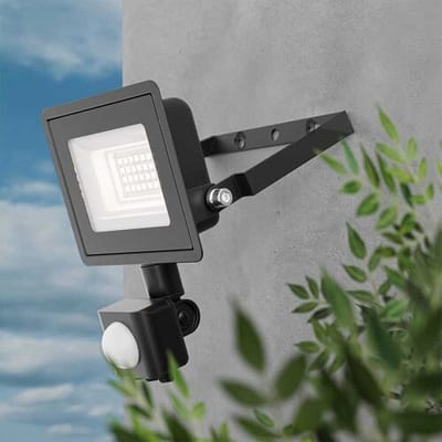 HOFTRONIC - Stratos LED Schijnwerper met sensor - 10 Watt 735 Lumen - IP65 Waterdicht - 4000K - Neutraal wit - Zwarte Breedstraler - Veiligheidslamp - Buitenlamp met bewegingssensor en schemerschakelaar