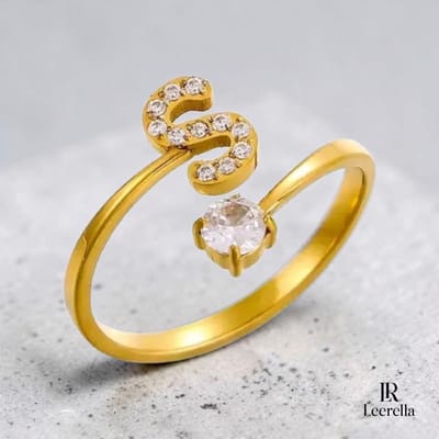 Leerella | S | Verstelbare Goudkleurige Initialen Ring - RVS Letter Ring met Zirconia Steentjes - Persoonlijke Naamring Dames