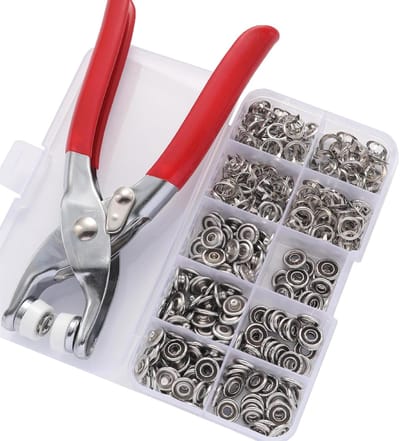 Daity Set van 100 zilverkleurige metalen drukknopen - inclusief drukknoptang - 9,5 mm drukknopen - geschikt voor kleding en doe-het-zelfprojecten - metalen drukknopenpersset - geschikt om mee te naaien.