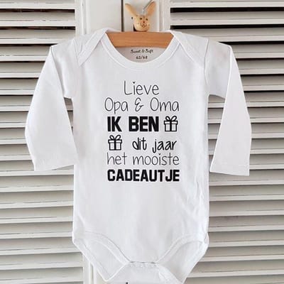 Baby Rompertje lange mouw  met tekst voor de allerliefste opa en oma:  Lieve Opa en Oma Ik ben dit jaar het mooiste cadeautje | wit zwart | Maat 62-68