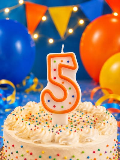 Verjaardagstaart kaarsje – Cijfer 5 - Cijferkaars met stippen - oranje - Happy Birthday kaars – verjaardags kaars – gekleurde kaarsje – taartdecoratie – feest - taartversiering – feestartikel – verjaardagscadeau - taartaccesoires