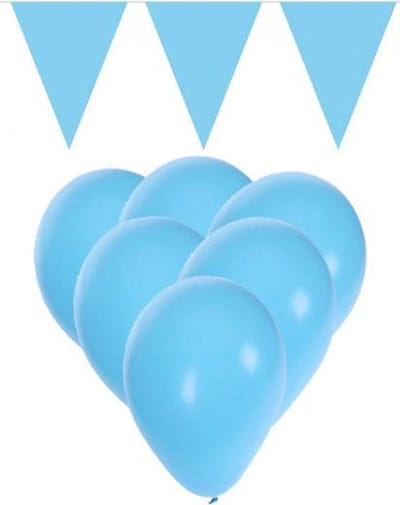 Lichtblauwe versiering 15 ballonnen en 2 vlaggenlijnen