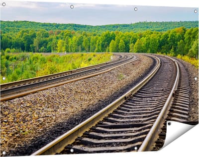 Gards Tuinposter Rails Spoorwegen in een Bocht - 120x80 cm - Tuindoek - Tuindecoratie - Wanddecoratie buiten - Tuinschilderij