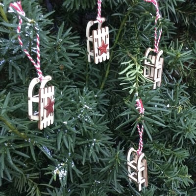 Houten kerstboomhanger in de vorm van een slee - set van 4 stuks - houten hangers