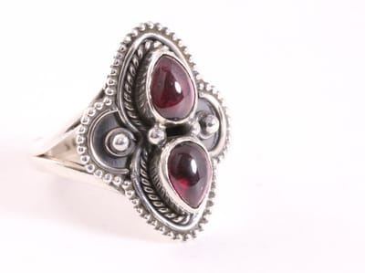 Bewerkte zilveren ring met granaat - maat 16.5