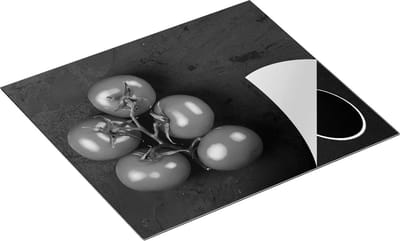 Chefcare Inductie Beschermer Tros Tomaten op Zwarte Marmer - Zwart Wit - 60x50 cm - Afdekplaat Inductie - Kookplaat Beschermer - Inductie Mat