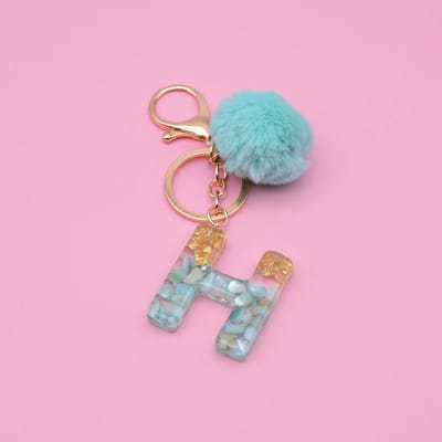 Letter Sleutelhanger A-Z – Luxe Initialen Sleutelhanger met Pompon & Kwastje – Tashanger voor Dames & Meisjes – Accessoire voor Sleutelbos, Handtas, Rugzak & Autosleutel – Persoonlijk Cadeau voor Vrouw, Moeder, Dochter & Vriendin