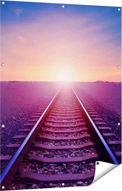 Gards Tuinposter Rails Spoorweg in de Woestijn bij Zonondergang - 90x120 cm - Tuindoek - Tuindecoratie - Wanddecoratie buiten - Tuinschilderij